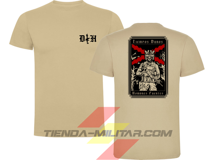 Camiseta táctica de algodón premium, color arena de la marca Depredador Hispano. En el pecho lleva un logotipo con con las iniciales (DH) y un fusil de asalto G36 en vertical. En la espalda la frase “TIEMPOS DUROS, HOMBRES FUERTES” a color. Ropa militar de alto rendimiento con diseño reivindicativo de poder hispano.