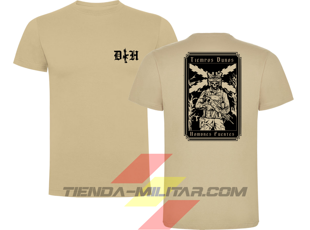 Camiseta táctica de algodón premium, color arena de la marca Depredador Hispano. En el pecho lleva un logotipo con con las iniciales (DH) y un fusil de asalto G36 en vertical. En la espalda la frase “TIEMPOS DUROS, HOMBRES FUERTES”. Ropa militar de alto rendimiento con diseño reivindicativo de poder hispano.