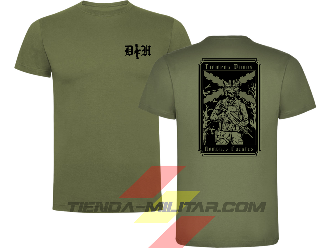 Camiseta táctica de algodón premium, color verde militar de la marca Depredador Hispano. En el pecho lleva un logotipo con con las iniciales (DH) y un fusil de asalto G36 en vertical. En la espalda la frase “TIEMPOS DUROS, HOMBRES FUERTES”. Ropa militar de alto rendimiento con diseño reivindicativo de poder hispano.