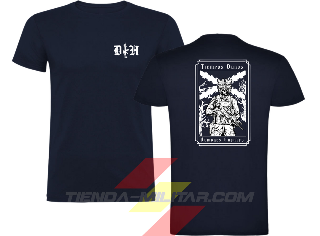 Camiseta táctica de algodón premium, color azul marino de la marca Depredador Hispano. En el pecho lleva un logotipo con con las iniciales (DH) y un fusil de asalto G36 en vertical. En la espalda la frase “TIEMPOS DUROS, HOMBRES FUERTES”. Ropa militar de alto rendimiento con diseño reivindicativo de poder hispano.