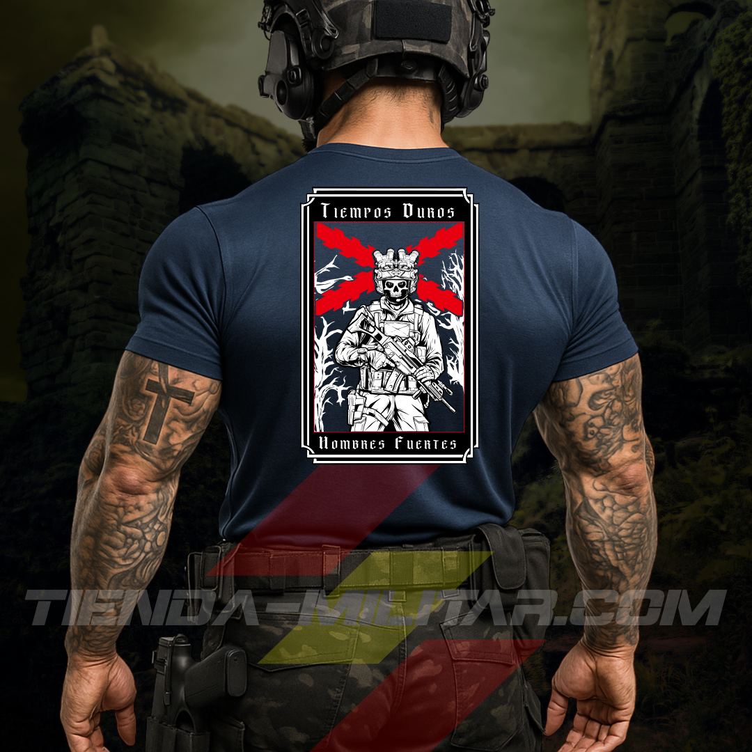 Hombre de espaldas con camiseta táctica de algodón, en color azul marino militar de la marca Depredador Hispano en un entorno urbano, ruinoso y nocturno. En la espalda lleva la frase “TIEMPOS DUROS, HOMBRES FUERTES”. Ropa militar de alto rendimiento con diseño reivindicativo de poder hispano.
