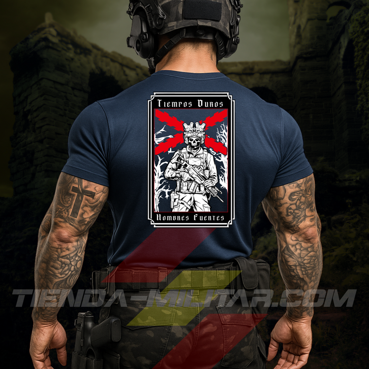 Hombre de espaldas con camiseta táctica de algodón, en color azul marino militar de la marca Depredador Hispano en un entorno urbano, ruinoso y nocturno. En la espalda lleva la frase “TIEMPOS DUROS, HOMBRES FUERTES”. Ropa militar de alto rendimiento con diseño reivindicativo de poder hispano.