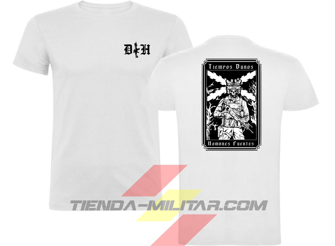 Camiseta táctica de algodón premium, color blano de la marca Depredador Hispano. En el pecho lleva un logotipo con con las iniciales (DH) y un fusil de asalto G36 en vertical. En la espalda la frase “TIEMPOS DUROS, HOMBRES FUERTES”. Ropa militar de alto rendimiento con diseño reivindicativo de poder hispano.