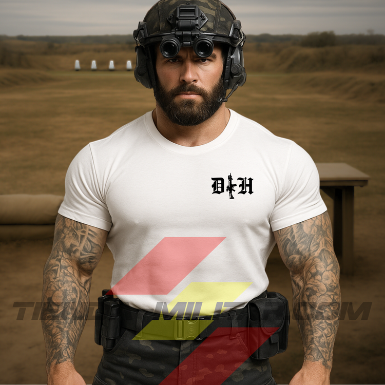 Hombre de frente con camiseta táctica fabricada en algodón, en color blanca de la marca Depredador Hispano, al fondo se puede apreciar que esta en un campo de tiro. En el pecho lleva un logotipo con con las iniciales de la marca (DH) y un fusil de asalto G36 en vertical. Ropa militar de alto rendimiento con diseño reivindicativo de poder hispano.