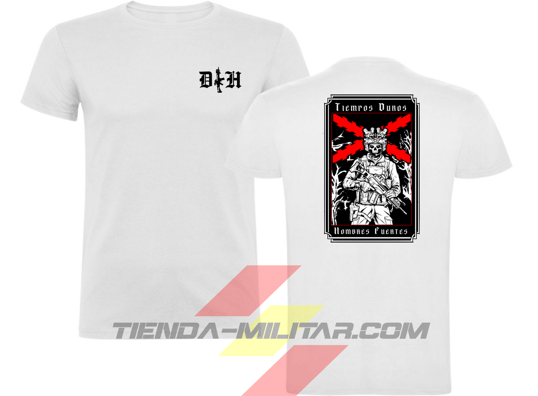Camiseta táctica de algodón premium, color blano de la marca Depredador Hispano. En el pecho lleva un logotipo con con las iniciales (DH) y un fusil de asalto G36 en vertical. En la espalda la frase “TIEMPOS DUROS, HOMBRES FUERTES” a color. Ropa militar de alto rendimiento con diseño reivindicativo de poder hispano.