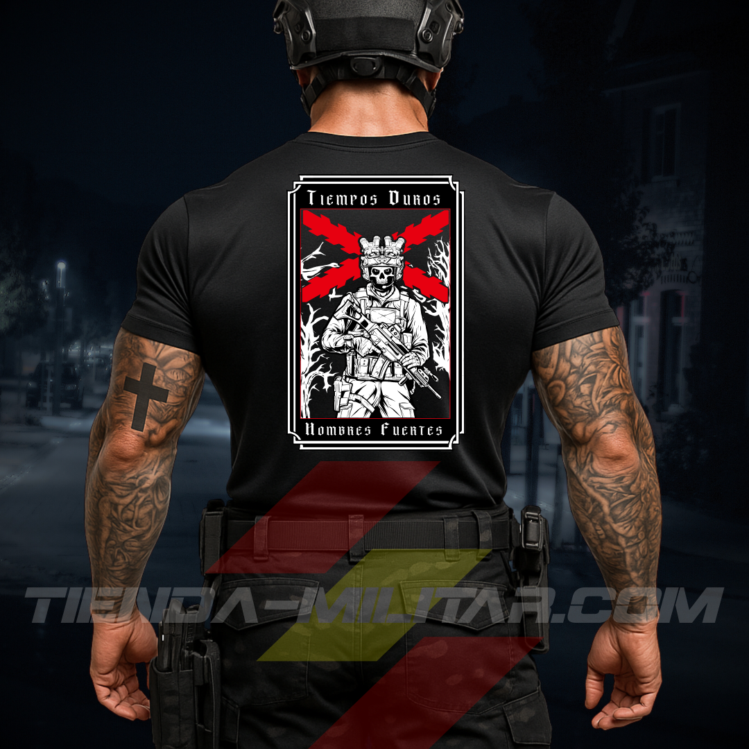 Hombre de espaldas con camiseta táctica de algodón, en color negro militar de la marca Depredador Hispano en un entorno urbano y nocturno. En la espalda lleva la frase “TIEMPOS DUROS, HOMBRES FUERTES”. Ropa militar de alto rendimiento con diseño reivindicativo de poder hispano.