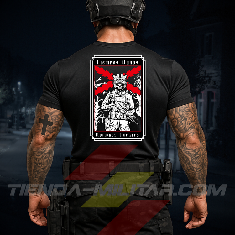 Hombre de espaldas con camiseta táctica de algodón, en color negro militar de la marca Depredador Hispano en un entorno urbano y nocturno. En la espalda lleva la frase “TIEMPOS DUROS, HOMBRES FUERTES”. Ropa militar de alto rendimiento con diseño reivindicativo de poder hispano.