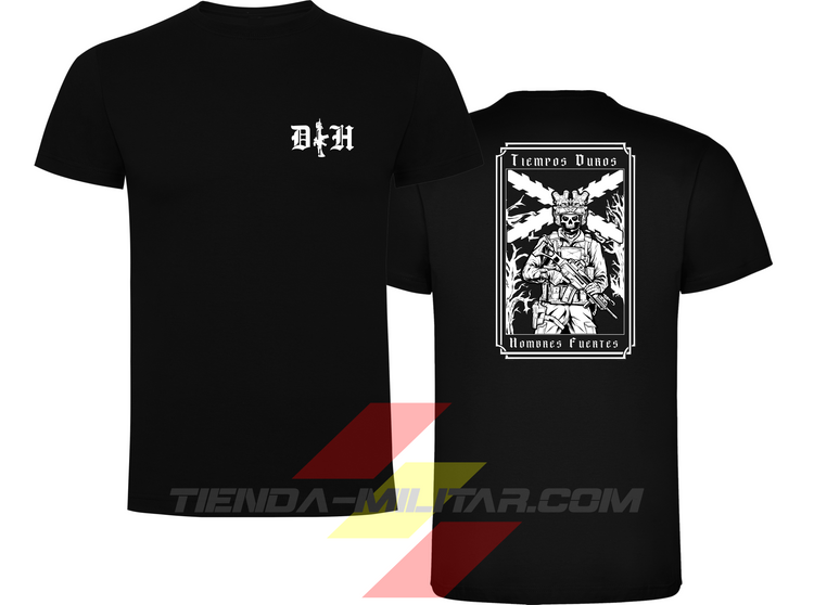 Camiseta táctica de algodón premium, color negro de la marca Depredador Hispano. En el pecho lleva un logotipo con con las iniciales (DH) y un fusil de asalto G36 en vertical. En la espalda la frase “TIEMPOS DUROS, HOMBRES FUERTES”. Ropa militar de alto rendimiento con diseño reivindicativo de poder hispano.