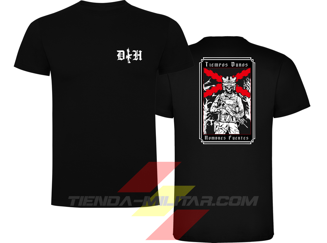 Camiseta táctica de algodón premium, color negro de la marca Depredador Hispano. En el pecho lleva un logotipo con con las iniciales (DH) y un fusil de asalto G36 en vertical. En la espalda la frase “TIEMPOS DUROS, HOMBRES FUERTES” a color. Ropa militar de alto rendimiento con diseño reivindicativo de poder hispano.
