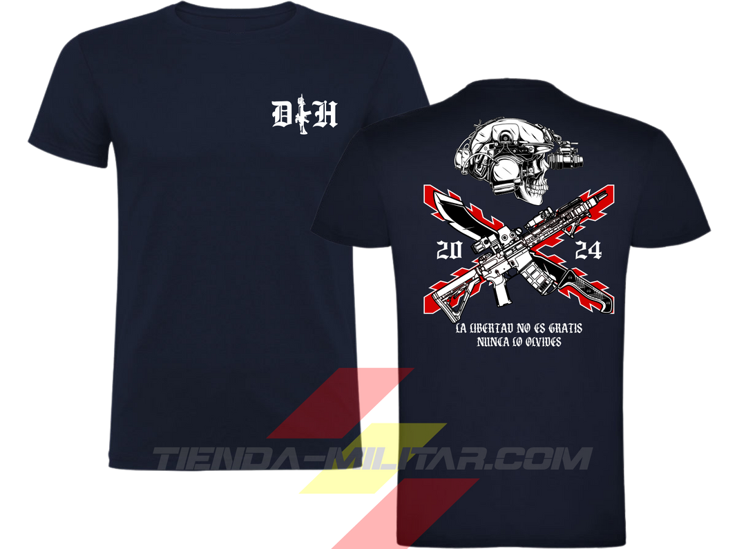 Camiseta táctica de ALGODÓN premium, color AZUL MARINO de la marca Depredador Hispano. En el pecho lleva un logotipo con con las iniciales (DH) y un fusil de asalto G36 en vertical. En la espalda la frase “LA LIBERTAD NO ES GRATIS”. Ropa militar de alto rendimiento con diseño reivindicativo de poder hispano.