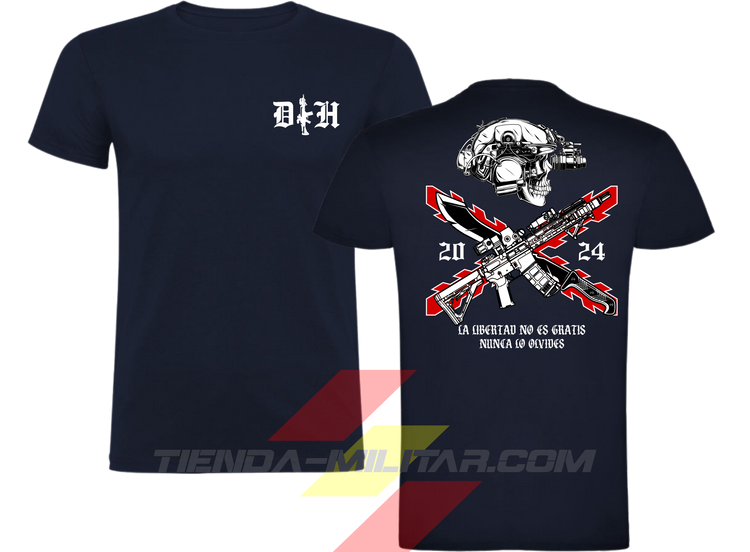 Camiseta táctica de ALGODÓN premium, color AZUL MARINO de la marca Depredador Hispano. En el pecho lleva un logotipo con con las iniciales (DH) y un fusil de asalto G36 en vertical. En la espalda la frase “LA LIBERTAD NO ES GRATIS”. Ropa militar de alto rendimiento con diseño reivindicativo de poder hispano.