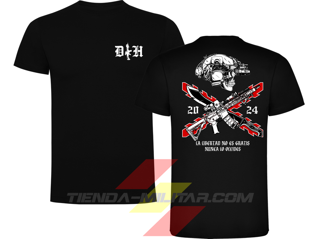 Camiseta táctica de ALGODÓN premium, color NEGRO de la marca Depredador Hispano. En el pecho lleva un logotipo con con las iniciales (DH) y un fusil de asalto G36 en vertical. En la espalda la frase “LA LIBERTAD NO ES GRATIS”. Ropa militar de alto rendimiento con diseño reivindicativo de poder hispano.