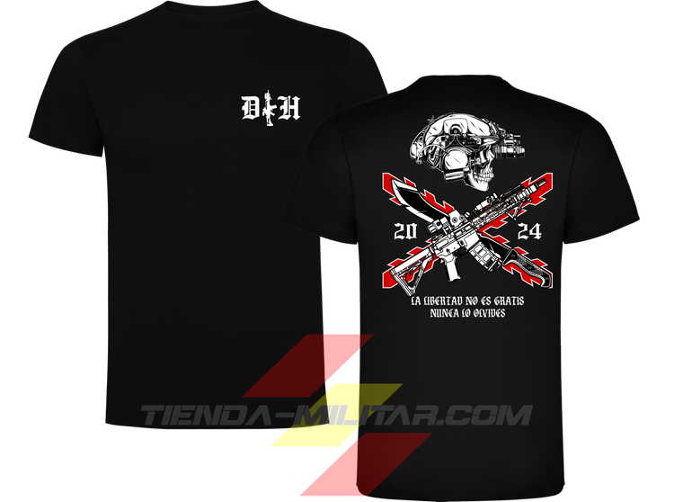 Camiseta táctica de ALGODÓN premium, color NEGRO de la marca Depredador Hispano. En el pecho lleva un logotipo con con las iniciales (DH) y un fusil de asalto G36 en vertical. En la espalda la frase “LA LIBERTAD NO ES GRATIS”. Ropa militar de alto rendimiento con diseño reivindicativo de poder hispano.