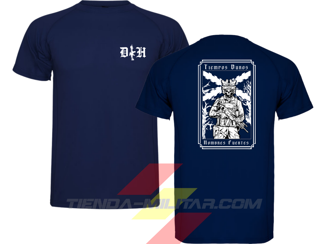Camiseta táctica de poliéster premium, color azul marino de la marca Depredador Hispano. En el pecho lleva un logotipo con con las iniciales (DH) y un fusil de asalto G36 en vertical. En la espalda la frase “TIEMPOS DUROS, HOMBRES FUERTES”. Ropa militar de alto rendimiento con diseño reivindicativo de poder hispano.