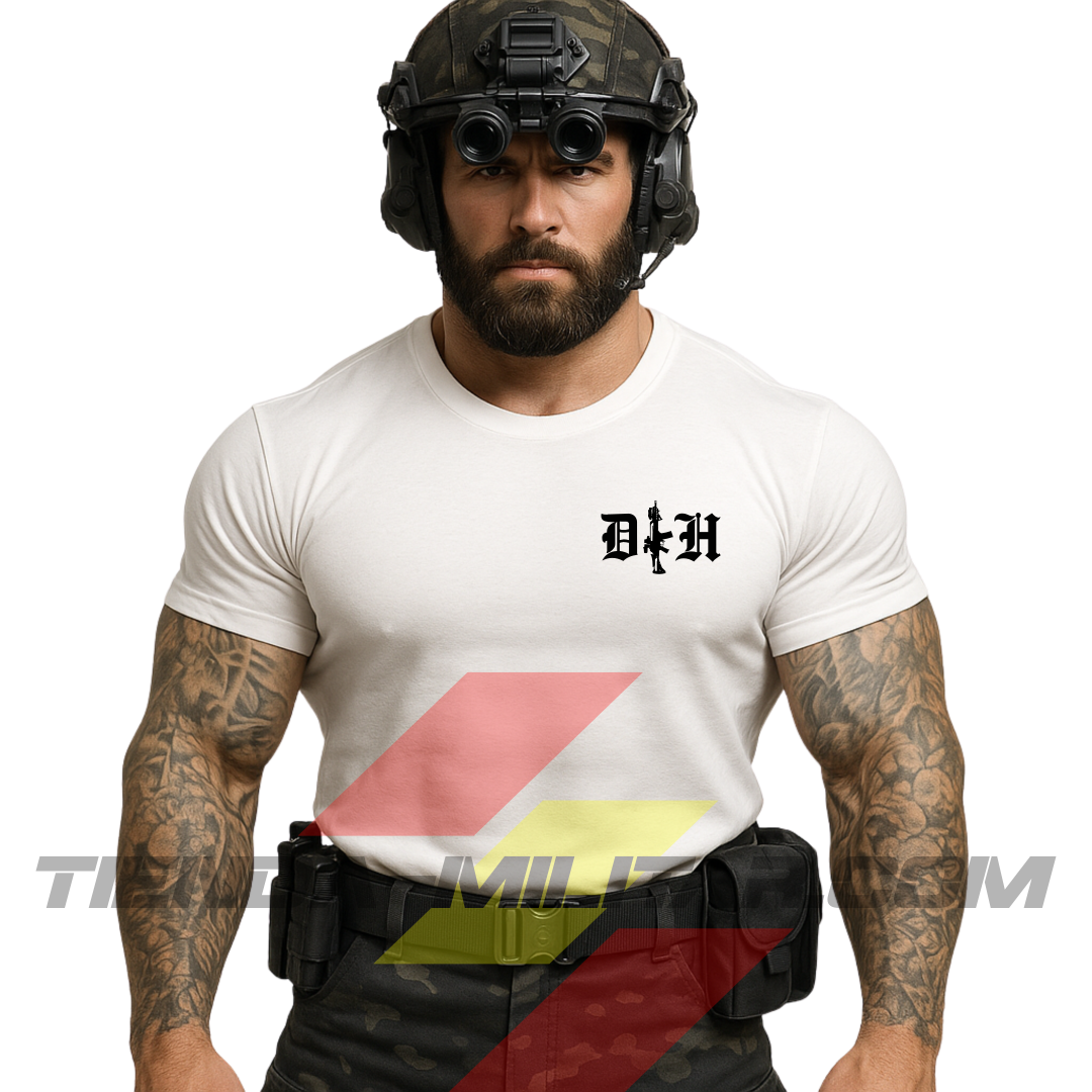 Hombre de frente con camiseta táctica fabricada en poliéster, en color BLANCO de la marca Depredador Hispano. En el pecho lleva un logotipo con con las iniciales de la marca (DH) y un fusil de asalto G36 en vertical. Ropa militar de alto rendimiento con diseño reivindicativo de poder hispano.