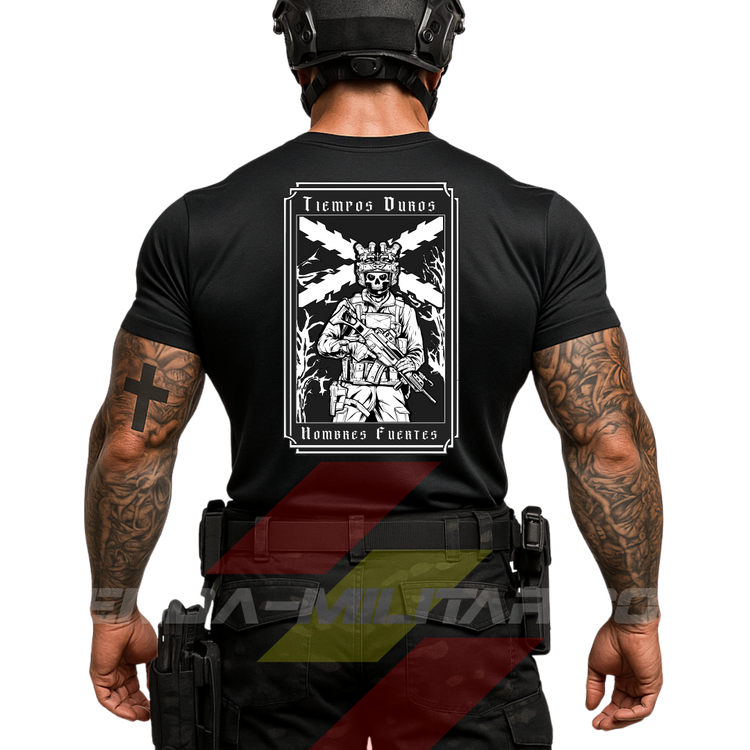 Hombre de espaldas con camiseta táctica de poliéster, en color NEGRO y cruz de Borgoña en color BLANCO, de la marca Depredador Hispano. En la espalda lleva la frase “TIEMPOS DUROS, HOMBRES FUERTES”. Ropa militar de alto rendimiento con diseño reivindicativo de poder hispano.