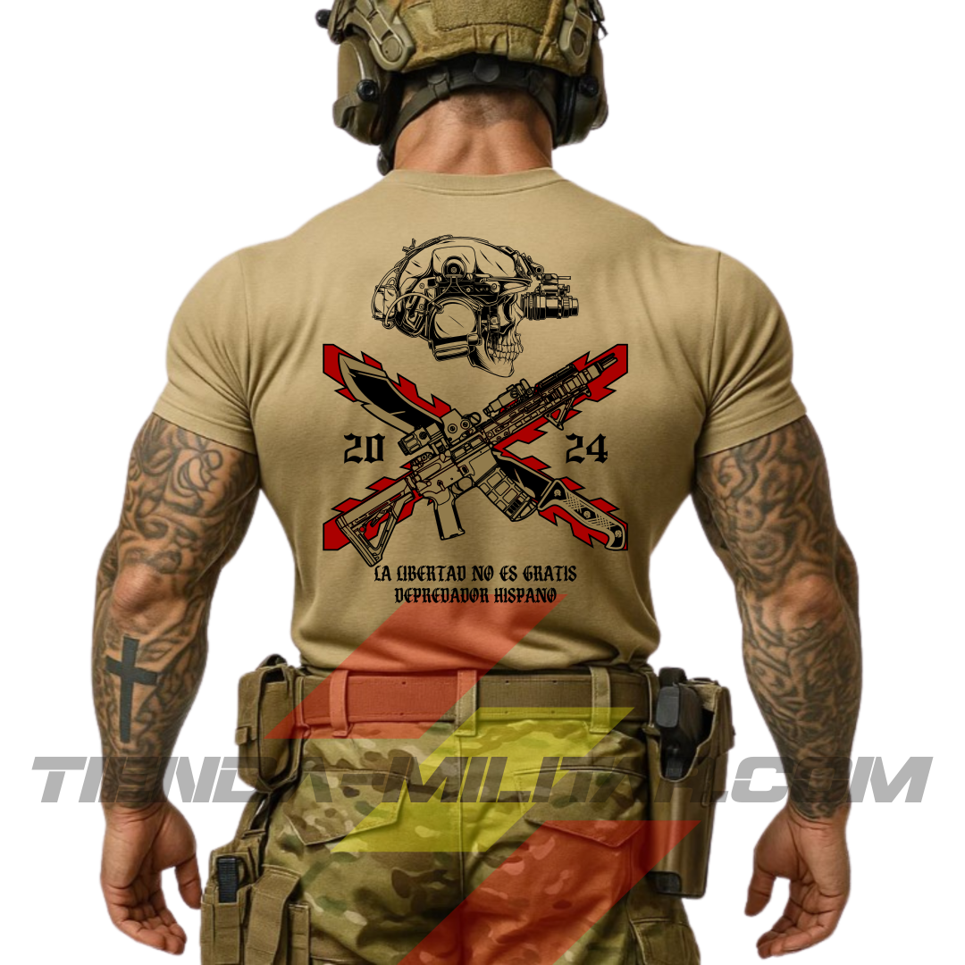Soldado de espaldas con una camiseta táctica de ALGODÓN premium, de color ARENA y un logo grande con una cruz de Borgoña en color ROJO, casco táctico moderno con una calavera, fusil de asalto tipo AR15, machete cruzado y la frase “LA LIBERTAD NO ES GRATIS”. Todo de la marca táctica Depredador Hispano. Ropa militar de alto rendimiento con diseño reivindicativo de poder hispano.