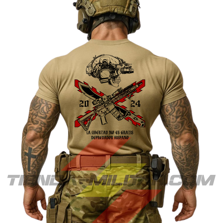 Soldado de espaldas con una camiseta táctica de ALGODÓN premium, de color ARENA y un logo grande con una cruz de Borgoña en color ROJO, casco táctico moderno con una calavera, fusil de asalto tipo AR15, machete cruzado y la frase “LA LIBERTAD NO ES GRATIS”. Todo de la marca táctica Depredador Hispano. Ropa militar de alto rendimiento con diseño reivindicativo de poder hispano.