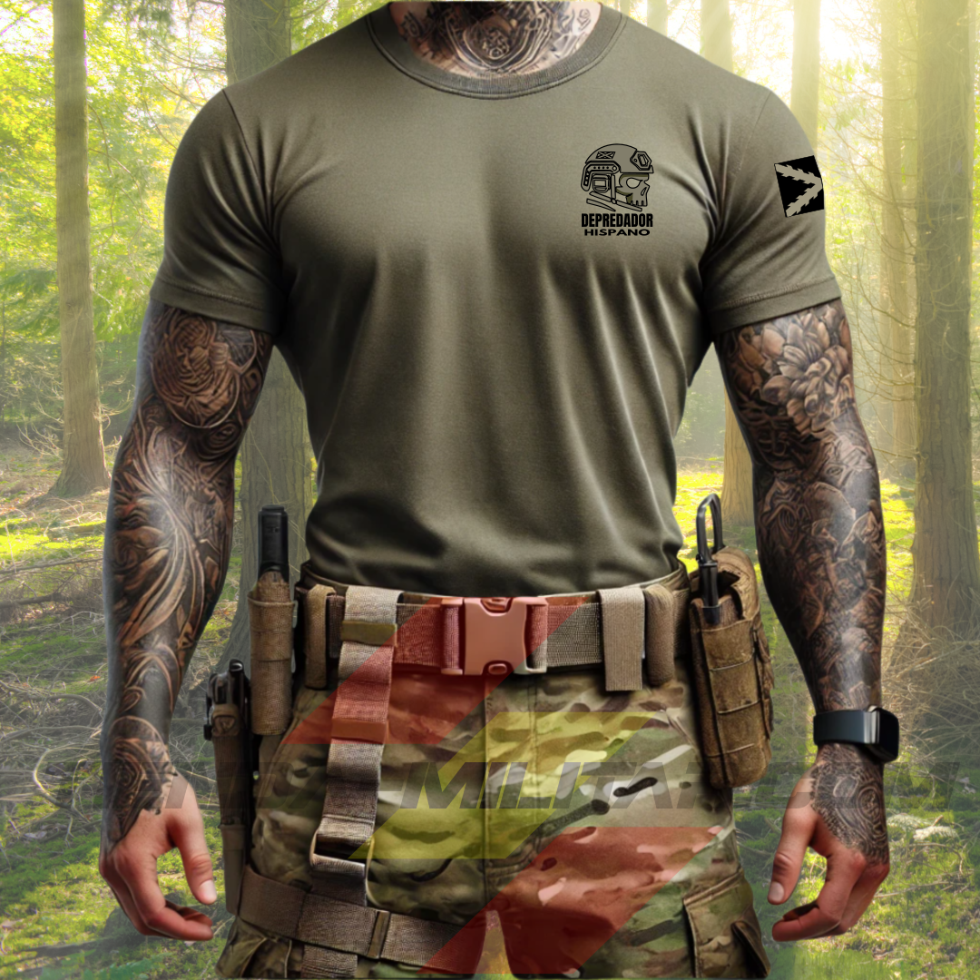 Hombre de frente con camiseta táctica color verde militar de Depredador Hispano en un entorno desértico. En el pecho lleva un logotipo con calavera táctica y casco, y en la espalda la frase “AQUÍ SE HABLA ESPAÑOL” junto a un fusil sobre fondo de Cruz de Borgoña. Ropa militar de alto rendimiento con diseño hispano.