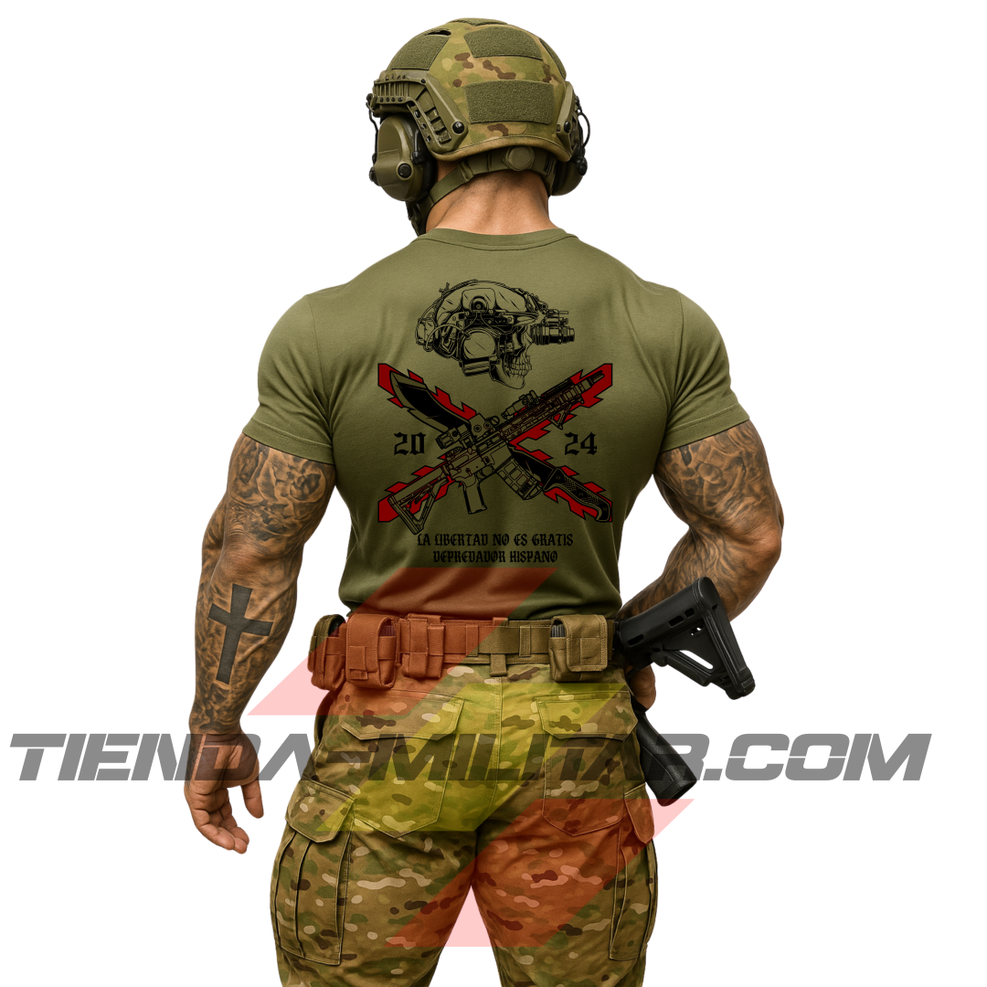 Soldado de espaldas con una camiseta táctica de ALGODÓN  premium, de color VERDE MILITAR y un logo grande con una cruz de Borgoña en color ROJO, casco táctico moderno con una calavera, fusil de asalto tipo AR15, machete cruzado y la frase “LA LIBERTAD NO ES GRATIS”. Todo de la marca táctica Depredador Hispano. Ropa militar de alto rendimiento con diseño reivindicativo de poder hispano.