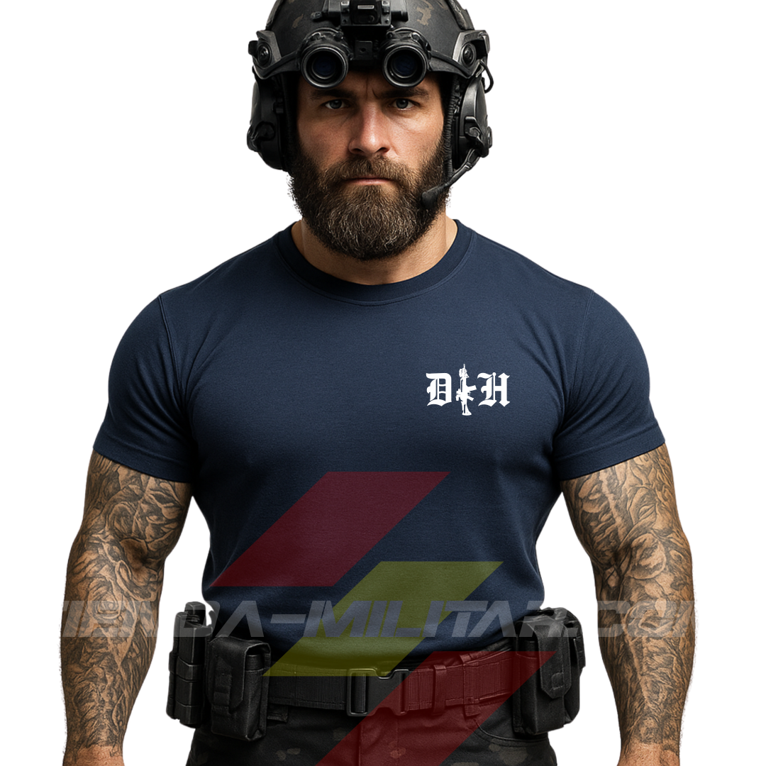 Hombre de frente con camiseta táctica fabricada en ALGODÓN , en color AZUL MARINO de la marca Depredador Hispano. En el pecho lleva un logotipo con con las iniciales de la marca (DH) y un fusil de asalto G36 en vertical. Ropa militar de alto rendimiento con diseño reivindicativo de poder hispano.