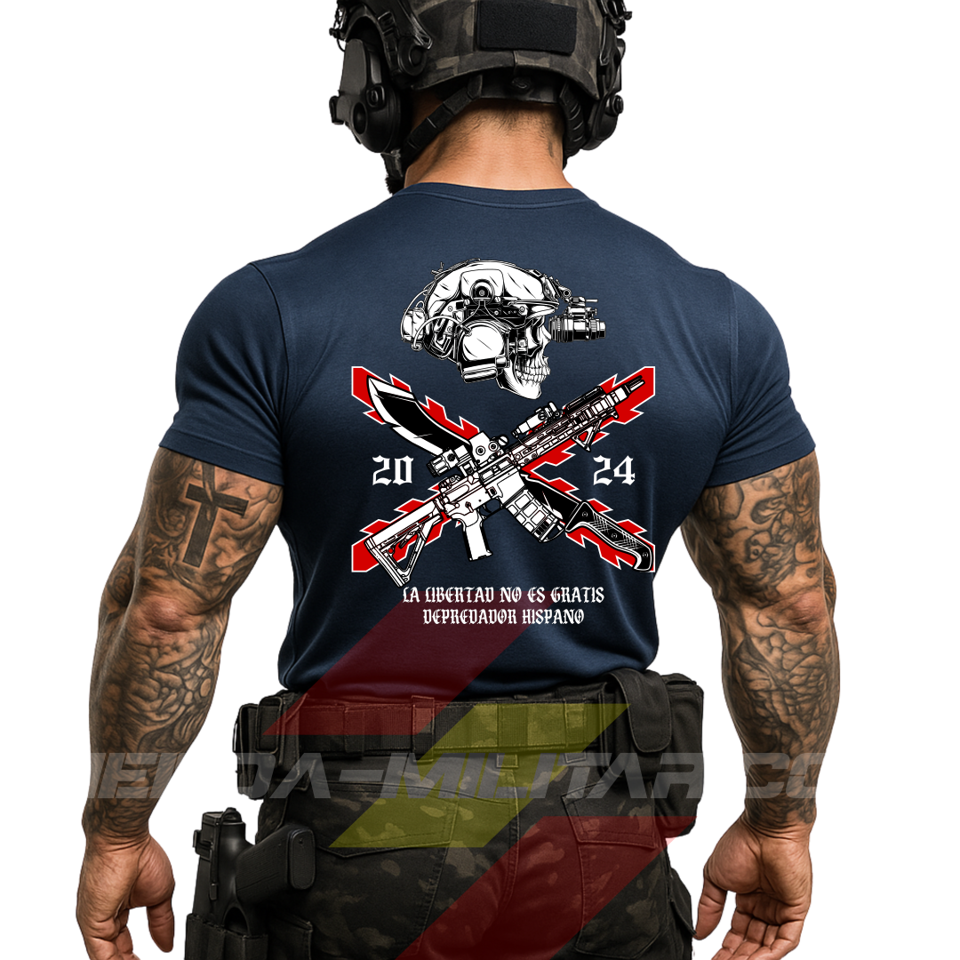 Soldado de espaldas con una camiseta táctica de ALGODÓN  premium, de color AZUL MARINO y un logo grande con una cruz de Borgoña en color ROJO, casco táctico moderno con una calavera, fusil de asalto tipo AR15, machete cruzado y la frase “LA LIBERTAD NO ES GRATIS”. Todo de la marca táctica Depredador Hispano. Ropa militar de alto rendimiento con diseño reivindicativo de poder hispano.