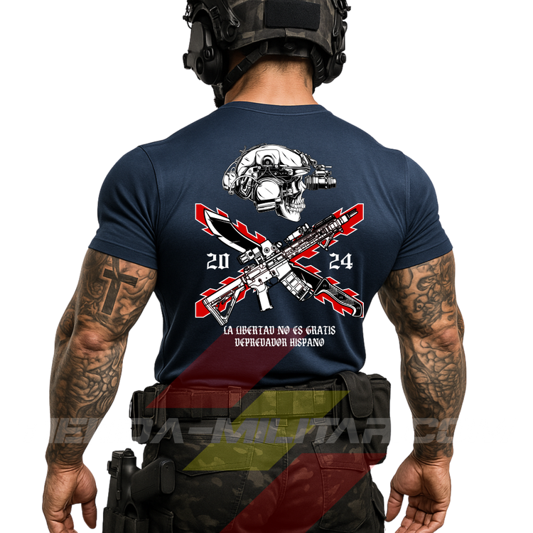 Soldado de espaldas con una camiseta táctica de ALGODÓN  premium, de color AZUL MARINO y un logo grande con una cruz de Borgoña en color ROJO, casco táctico moderno con una calavera, fusil de asalto tipo AR15, machete cruzado y la frase “LA LIBERTAD NO ES GRATIS”. Todo de la marca táctica Depredador Hispano. Ropa militar de alto rendimiento con diseño reivindicativo de poder hispano.