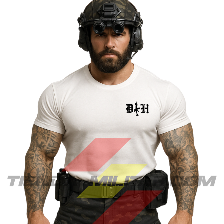 Hombre de frente con camiseta táctica fabricada en ALGODÓN , en color BLANCO de la marca Depredador Hispano. En el pecho lleva un logotipo con con las iniciales de la marca (DH) y un fusil de asalto G36 en vertical. Ropa militar de alto rendimiento con diseño reivindicativo de poder hispano.