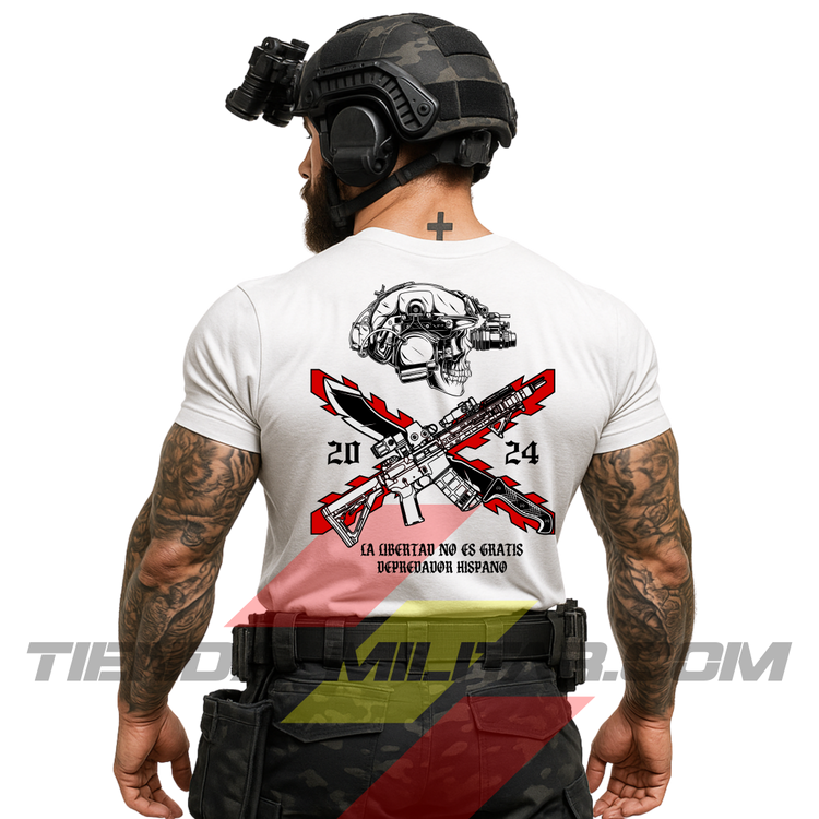 Soldado de espaldas con una camiseta táctica de ALGODÓN  premium, de color BLANCO y un logo grande con una cruz de Borgoña en color ROJO, casco táctico moderno con una calavera, fusil de asalto tipo AR15, machete cruzado y la frase “LA LIBERTAD NO ES GRATIS”. Todo de la marca táctica Depredador Hispano. Ropa militar de alto rendimiento con diseño reivindicativo de poder hispano.