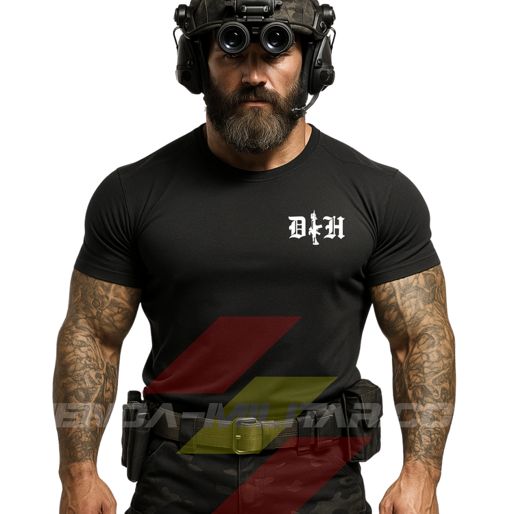 Hombre de frente con camiseta táctica fabricada en ALGODÓN , en color NEGRO de la marca Depredador Hispano. En el pecho lleva un logotipo con con las iniciales de la marca (DH) y un fusil de asalto G36 en vertical. Ropa militar de alto rendimiento con diseño reivindicativo de poder hispano.