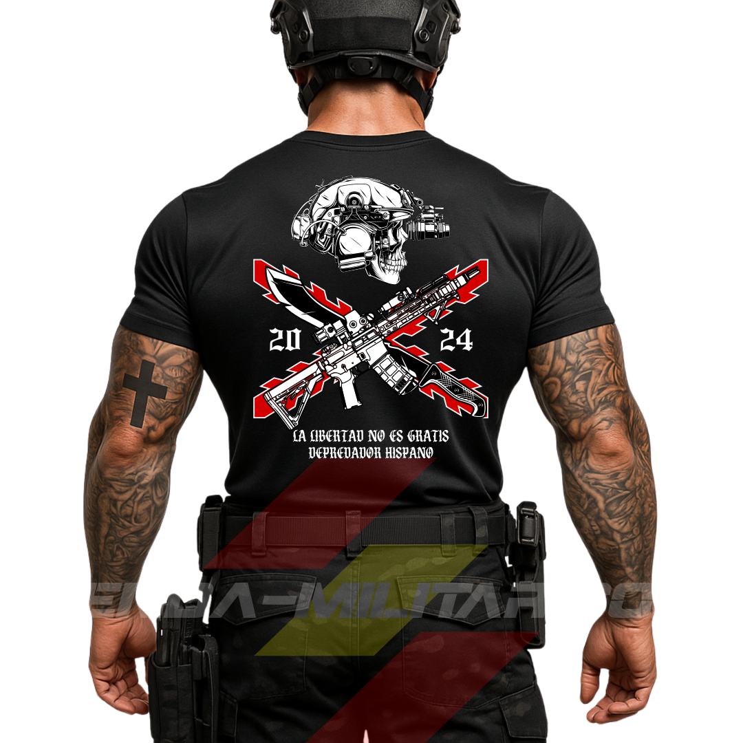 Soldado de espaldas con una camiseta táctica de ALGODÓN  premium, de color NEGRO y un logo grande con una cruz de Borgoña en color ROJO, casco táctico moderno con una calavera, fusil de asalto tipo AR15, machete cruzado y la frase “LA LIBERTAD NO ES GRATIS”. Todo de la marca táctica Depredador Hispano. Ropa militar de alto rendimiento con diseño reivindicativo de poder hispano.