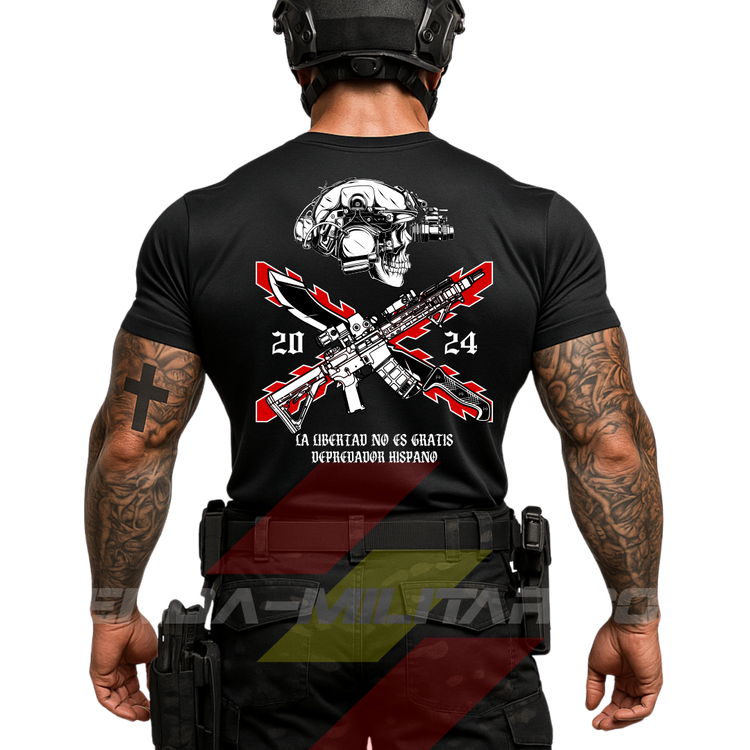 Soldado de espaldas con una camiseta táctica de ALGODÓN  premium, de color NEGRO y un logo grande con una cruz de Borgoña en color ROJO, casco táctico moderno con una calavera, fusil de asalto tipo AR15, machete cruzado y la frase “LA LIBERTAD NO ES GRATIS”. Todo de la marca táctica Depredador Hispano. Ropa militar de alto rendimiento con diseño reivindicativo de poder hispano.