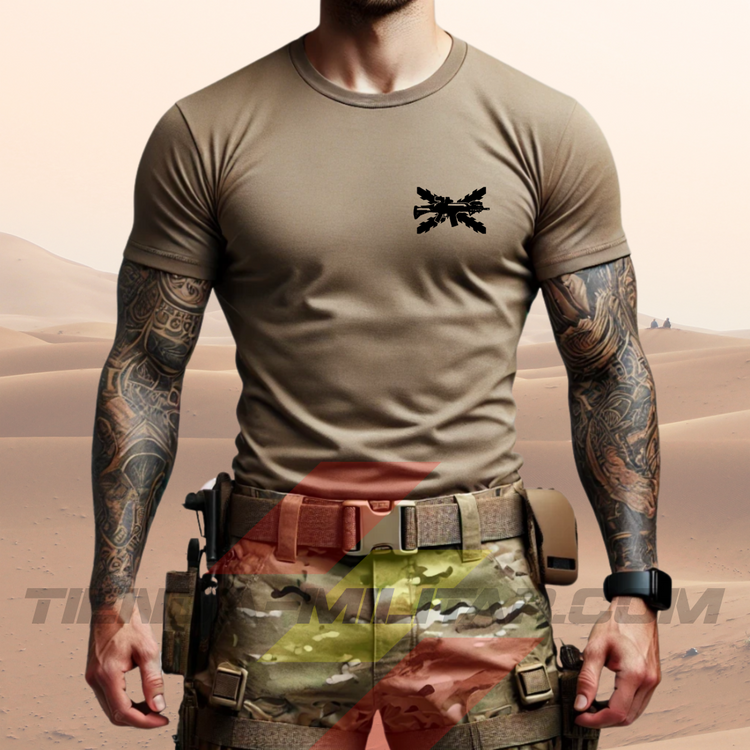 "Parte delantera de las camisetas tácticas Depredador Hispano en color ARENA, con diseño del Rey de Cascos inspirado en la baraja española, ideales para entrenamiento o uso diario. Tejido técnico transpirable con mensaje de liderazgo hispano."