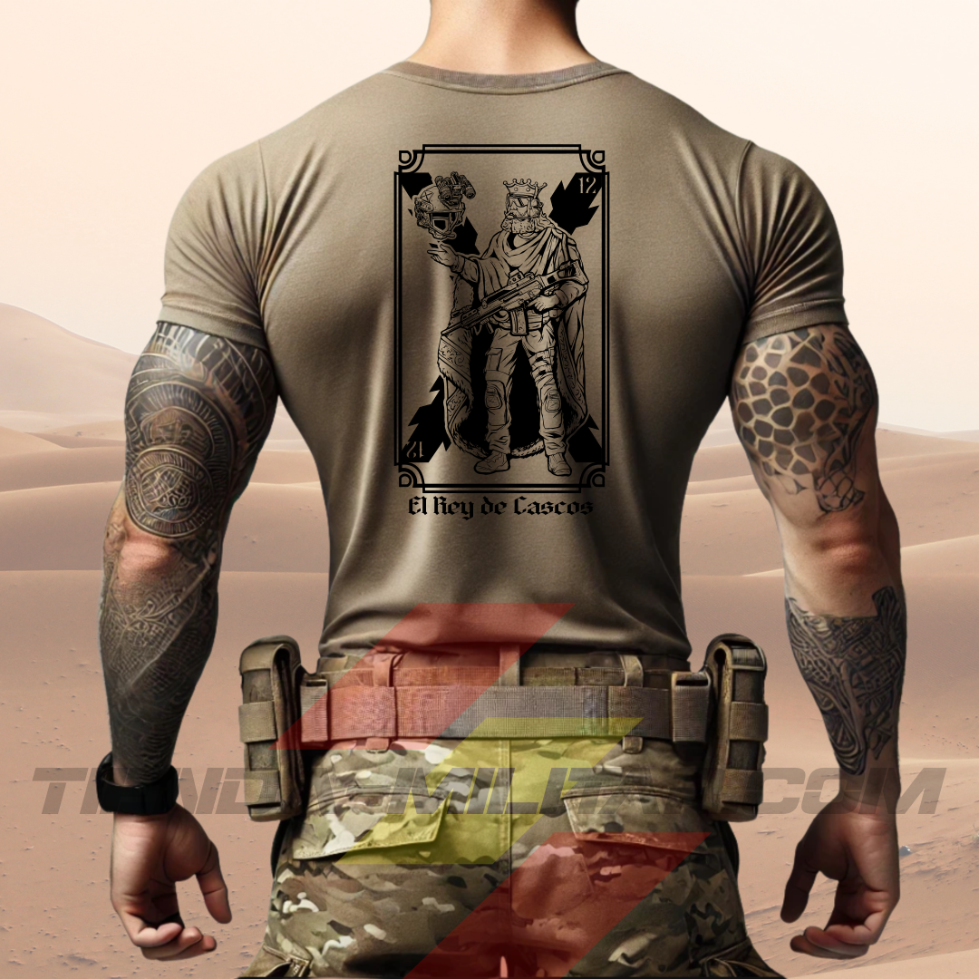 "Parte trasera de las camisetas tácticas Depredador Hispano en color ARENA, con diseño del Rey de Cascos inspirado en la baraja española, ideales para entrenamiento o uso diario. Tejido técnico transpirable con mensaje de liderazgo hispano."