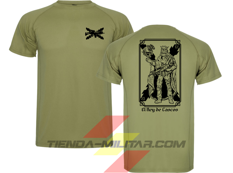 "Camisetas tácticas Depredador Hispano en color verde militar, con diseño del Rey de Cascos inspirado en la baraja española, ideales para entrenamiento o uso diario. Tejido técnico transpirable con mensaje de liderazgo hispano."