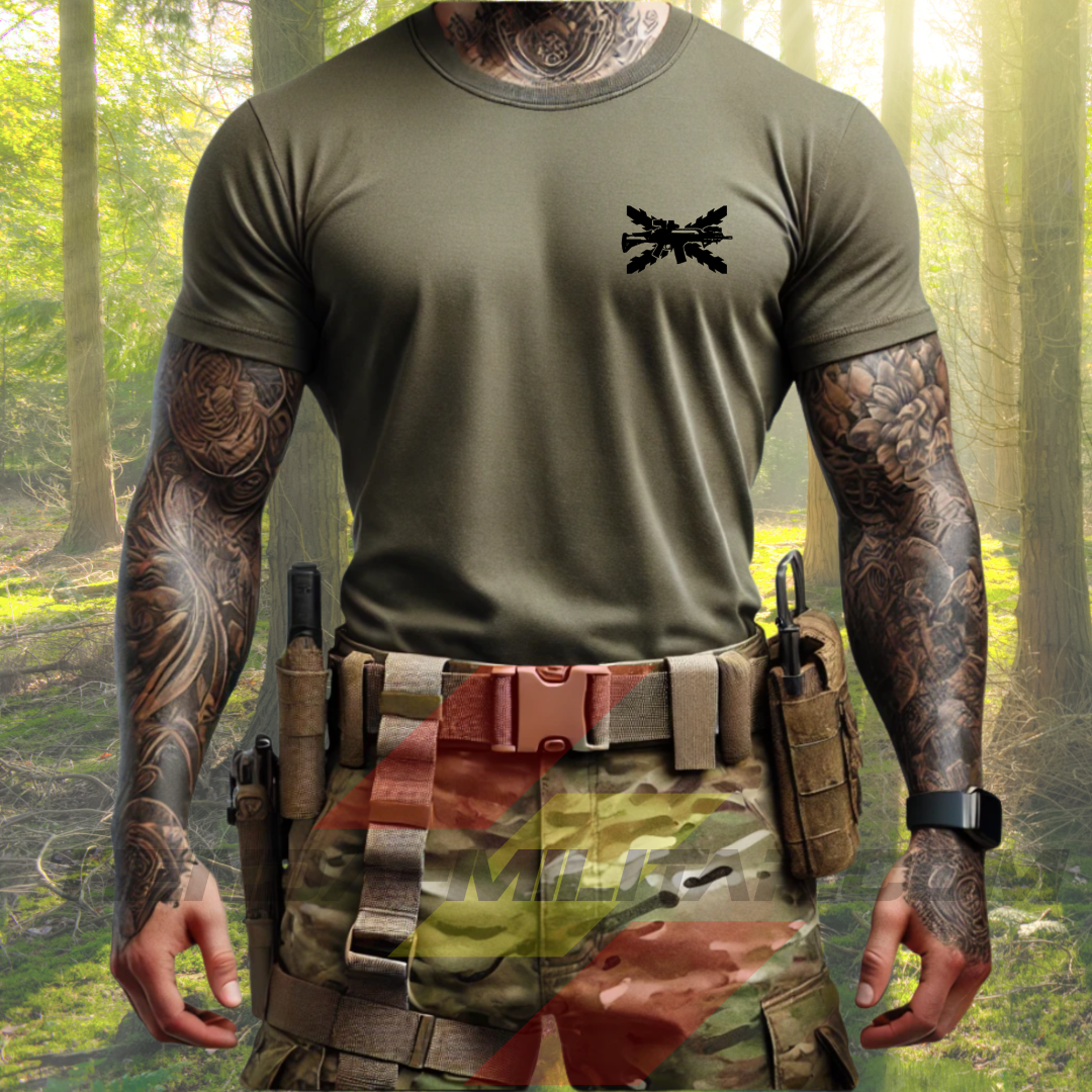 "Parte delantera de las camisetas tácticas Depredador Hispano en color VERDE MILITAR, con diseño del Rey de Cascos inspirado en la baraja española, ideales para entrenamiento o uso diario. Tejido técnico transpirable con mensaje de liderazgo hispano."