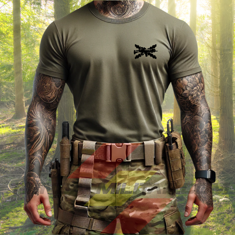 "Parte delantera de las camisetas tácticas Depredador Hispano en color VERDE MILITAR, con diseño del Rey de Cascos inspirado en la baraja española, ideales para entrenamiento o uso diario. Tejido técnico transpirable con mensaje de liderazgo hispano."