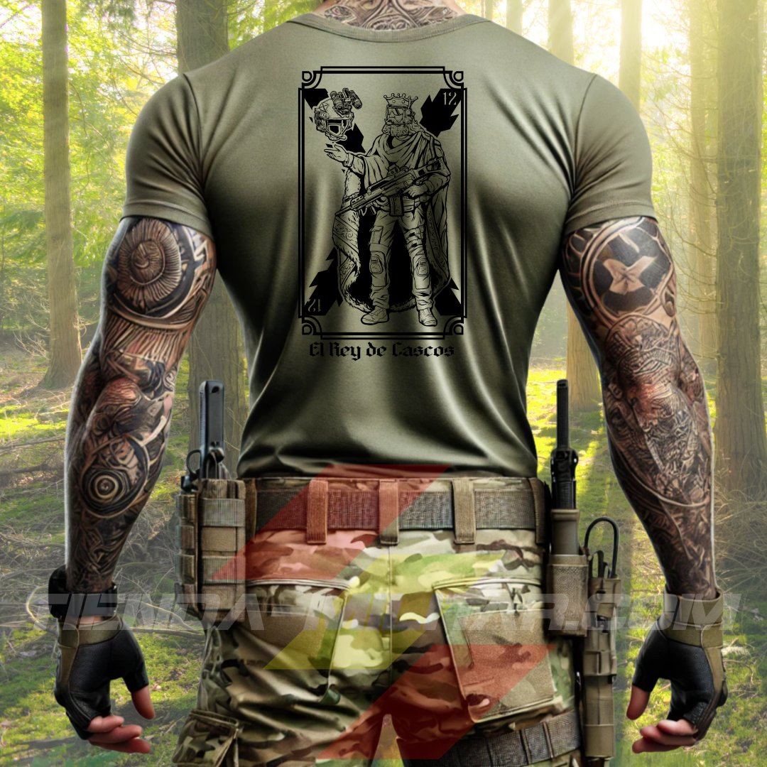 "Parte trasera de las camisetas tácticas Depredador Hispano en color VERDE MILITAR, con diseño del Rey de Cascos inspirado en la baraja española, ideales para entrenamiento o uso diario. Tejido técnico transpirable con mensaje de liderazgo hispano."