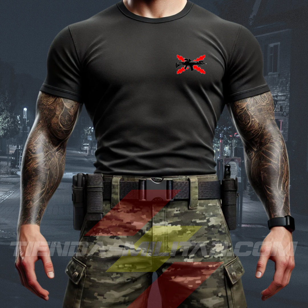 "Parte delantera de las camisetas tácticas Depredador Hispano en color NEGRO, con diseño del Rey de Cascos inspirado en la baraja española, ideales para entrenamiento o uso diario. Tejido técnico transpirable con mensaje de liderazgo hispano."