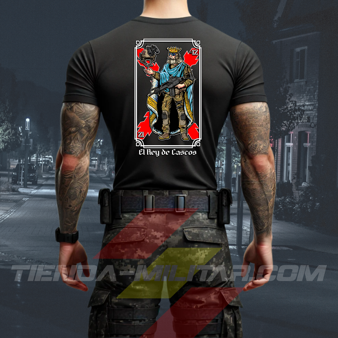"Parte trasera de las camisetas tácticas Depredador Hispano en color NEGRO, con diseño del Rey de Cascos inspirado en la baraja española, ideales para entrenamiento o uso diario. Tejido técnico transpirable con mensaje de liderazgo hispano."