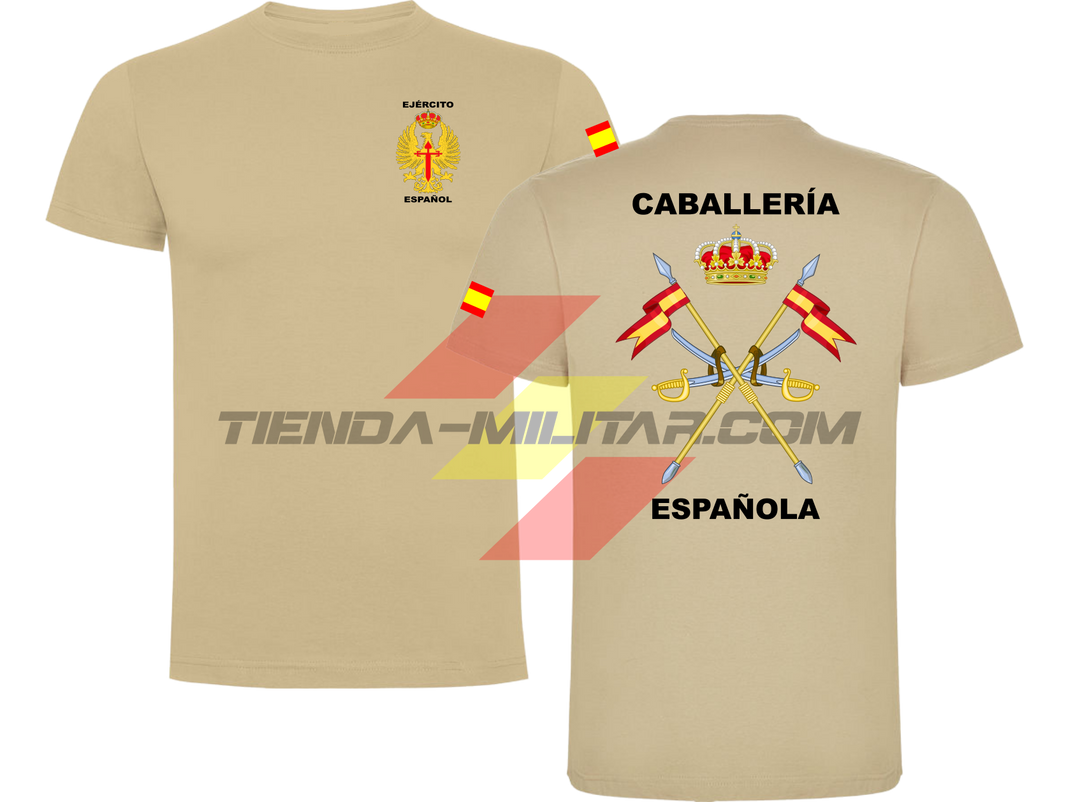 Camiseta de ALGODÓN PRIMUM en color ARENA de la Caballería Militar Española. En el pecho lleva el escudo del Ejercito de Tierra con el titulo  "Ejercito Español". En la manga una bandera de España. Y en la espala el escudo de la caballería con el titulo de "Caballería Española". 
