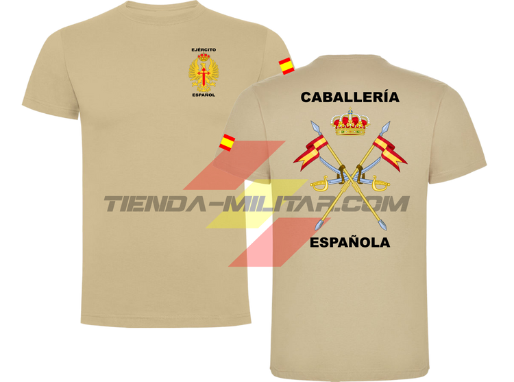 Camiseta de ALGODÓN PRIMUM en color ARENA de la Caballería Militar Española. En el pecho lleva el escudo del Ejercito de Tierra con el titulo  "Ejercito Español". En la manga una bandera de España. Y en la espala el escudo de la caballería con el titulo de "Caballería Española". 