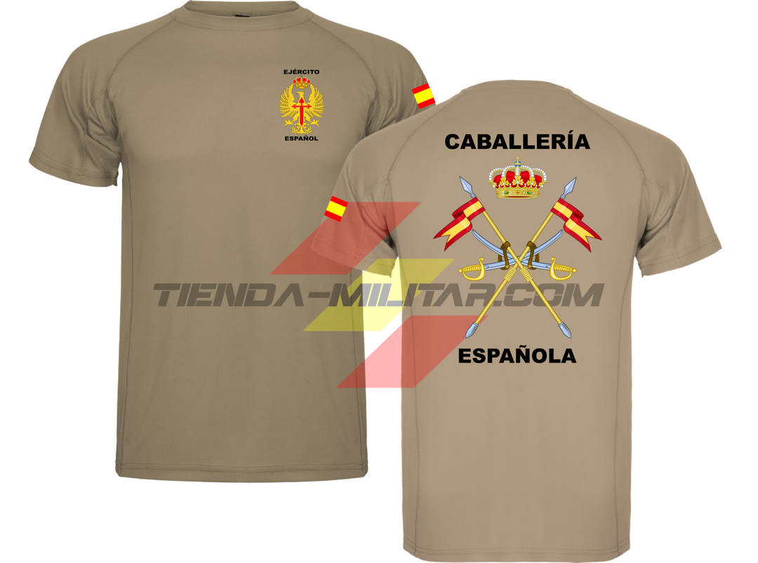 Camiseta TÉCNICA en color ARENA de la Caballería Militar Española. En el pecho lleva el escudo del Ejercito de Tierra con el titulo  "Ejercito Español". En la manga una bandera de España. Y en la espala el escudo de la caballería con el titulo de "Caballería Española". 