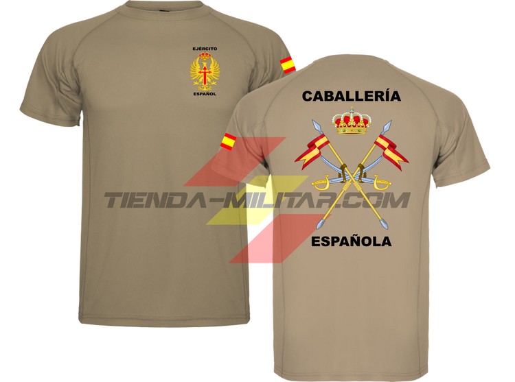 Camiseta TÉCNICA en color ARENA de la Caballería Militar Española. En el pecho lleva el escudo del Ejercito de Tierra con el titulo  "Ejercito Español". En la manga una bandera de España. Y en la espala el escudo de la caballería con el titulo de "Caballería Española". 