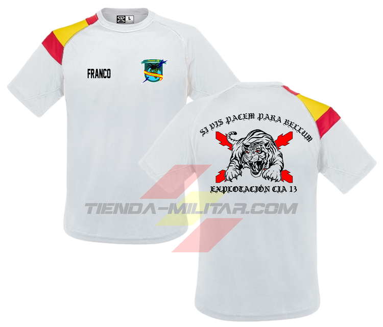 Ejemplo de personalización en camiseta técnica militar con bandera de España en el hombro, detalle de acabado