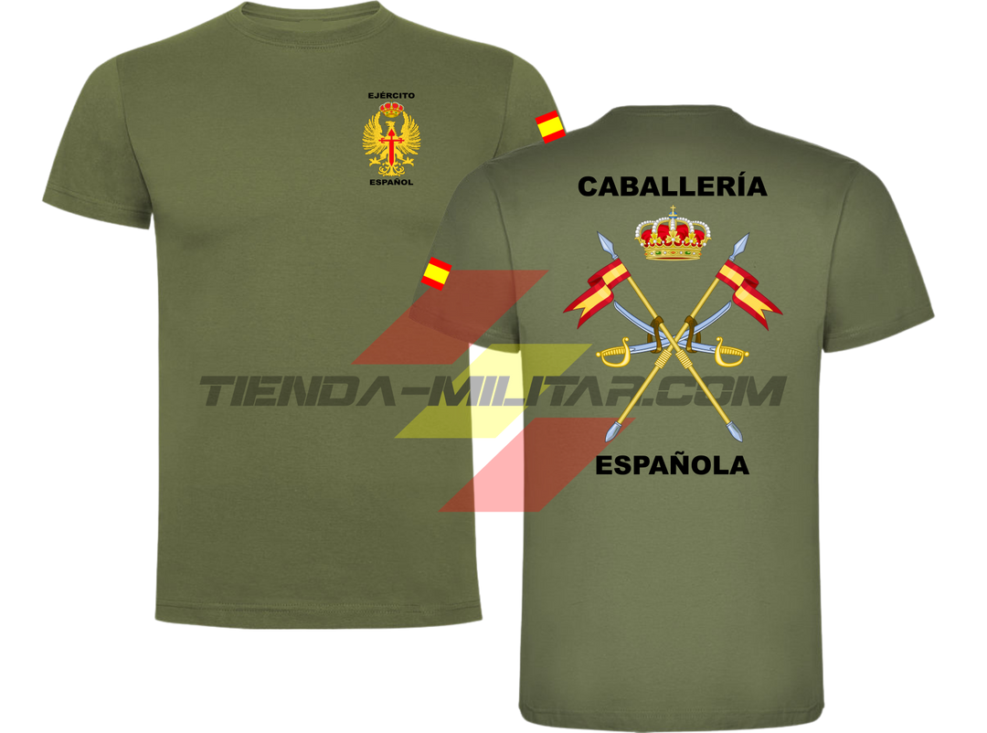Camiseta de ALGODÓN PRIMUM en color VERDE MILITAR de la Caballería Militar Española. En el pecho lleva el escudo del Ejercito de Tierra con el titulo  "Ejercito Español". En la manga una bandera de España. Y en la espala el escudo de la caballería con el titulo de "Caballería Española". 
