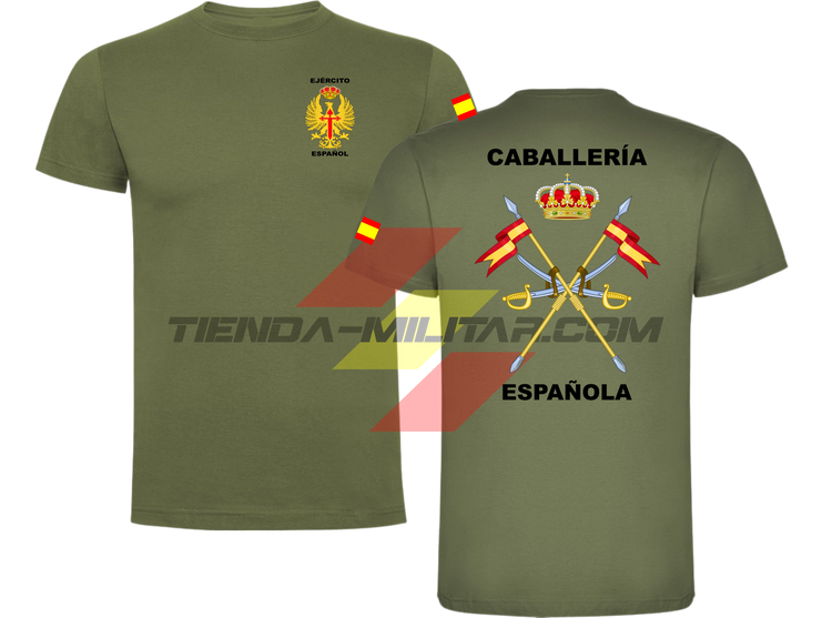 Camiseta de ALGODÓN PRIMUM en color VERDE MILITAR de la Caballería Militar Española. En el pecho lleva el escudo del Ejercito de Tierra con el titulo  "Ejercito Español". En la manga una bandera de España. Y en la espala el escudo de la caballería con el titulo de "Caballería Española". 