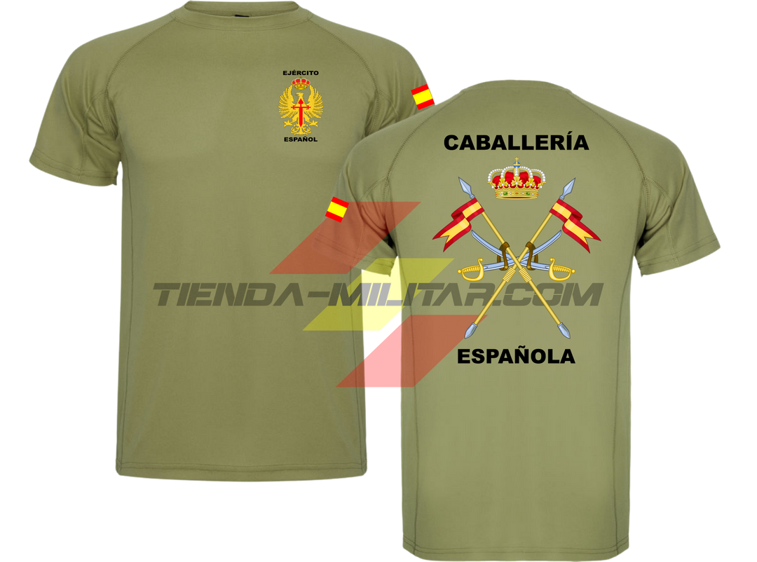 Camiseta TÉCNICA en color VERDE MILITAR de la Caballería Militar Española. En el pecho lleva el escudo del Ejercito de Tierra con el titulo  "Ejercito Español". En la manga una bandera de España. Y en la espala el escudo de la caballería con el titulo de "Caballería Española". 