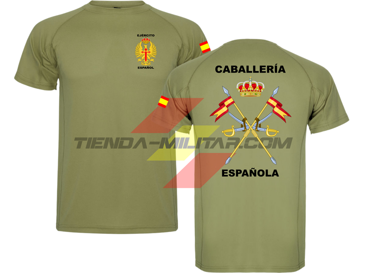 Camiseta TÉCNICA en color VERDE MILITAR de la Caballería Militar Española. En el pecho lleva el escudo del Ejercito de Tierra con el titulo  "Ejercito Español". En la manga una bandera de España. Y en la espala el escudo de la caballería con el titulo de "Caballería Española". 