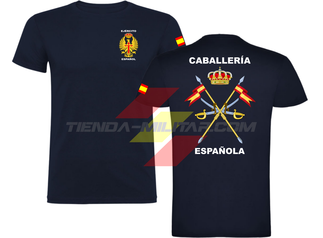 Camiseta de ALGODÓN PRIMUM en color AZUL MARINO de la Caballería Militar Española. En el pecho lleva el escudo del Ejercito de Tierra con el titulo  "Ejercito Español". En la manga una bandera de España. Y en la espala el escudo de la caballería con el titulo de "Caballería Española". 